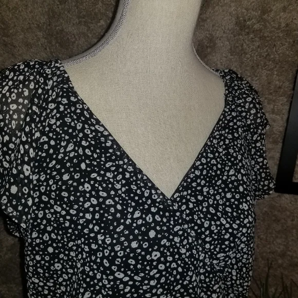 💝$8 or 4/$20! Japna Black & Cream Print Mock Wrap Sheer Short Sleeve Top. Large - Picture 4 of 4